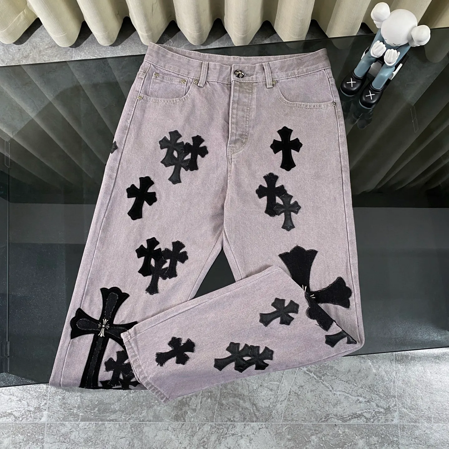 P310 CH Chromehearts Paris-limited black cross-leather heavy-duty gray Cow King jeans, priced at 34W level, patchwork cross flower embellishment, washed jeans! ! An absolutely high-end luxury product, a 1.9W-level god-level single product, a super popular product, made by top heavy industry, a magic weapon that cannot be missed! [About Zangyin] This is an extremely luxurious fashion brand that can also be called the aristocracy of the high street. It has always been an exclusive brand for some hipsters or rich second generations. Compared with ordinary high streets, it is more luxurious and noble. Compared with luxury brands, it is more fashionable and individual. It has always been a brand that I have a special liking for. [Top heavy industry fashion design] Consistently high-street luxury style. Speaking of this style, the Zangyin family and GU family are definitely the leading representative brands. Especially the Zangyin family has really achieved a state-of-the-art effect in creating high-street style. The unique washed material is used to create this style. The color system is already quite eye-catching. After it is decorated with patchwork cross flowers, it cleverly highlights the charm of the brand. Secondly, this style uses classic The high-waist cutting design highlights the long legs and fashionable temperament of the upper body. The brand is highly recognizable and the slim fit configuration is more suitable for daily wear. It is a product that interprets personality, fashion, and specifications at a glance. This single product is enough to make any fan excited. It can be a white T-shirt for a youthful college style, or a tight suspender for a royal style. It has strong matching ability and can be easily controlled by men.  [Materials and craftsmanship] Needless to say, this point goes without saying. As an excellent craftsman brand, Zangyin’s requirements for details and craftsmanship are really perfect. The washed color of this model has gone through so many processes, not to mention the embellishment of denim appliques. It is also purely hand-made and sewn. Just like what they believe in, only hand-made things have soul and have the meaning of wear. A top-notch heavy-duty fashionable denim item, I look forward to your perfect interpretation! !  Color: light gray Size: 28-36